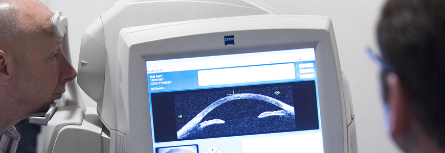 An ophthalmic imaging device